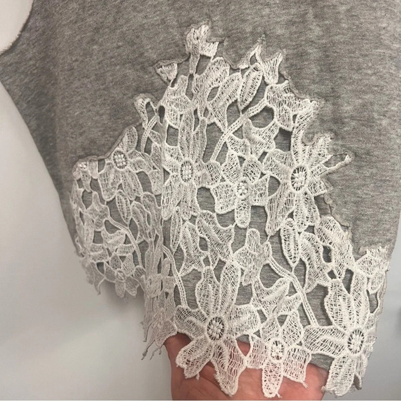 Kimchi Blue for Urban Outfitters Gray Lace Detail Crop Tank Top Size Small - Picture 3 of 6